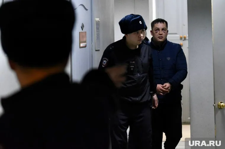 Оперативника в зале суда взяли под стражу