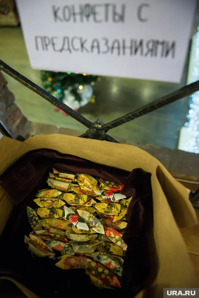 Из каждого подарка достанут по восемь конфет