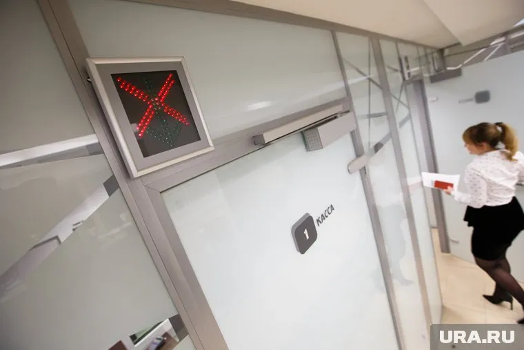 Банкиры гадают, с чем связано падение спроса, и надеются, что в декабре люди вернутся