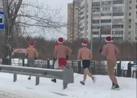 По Тюмени пробежалась компания Дедов Морозов в трусах