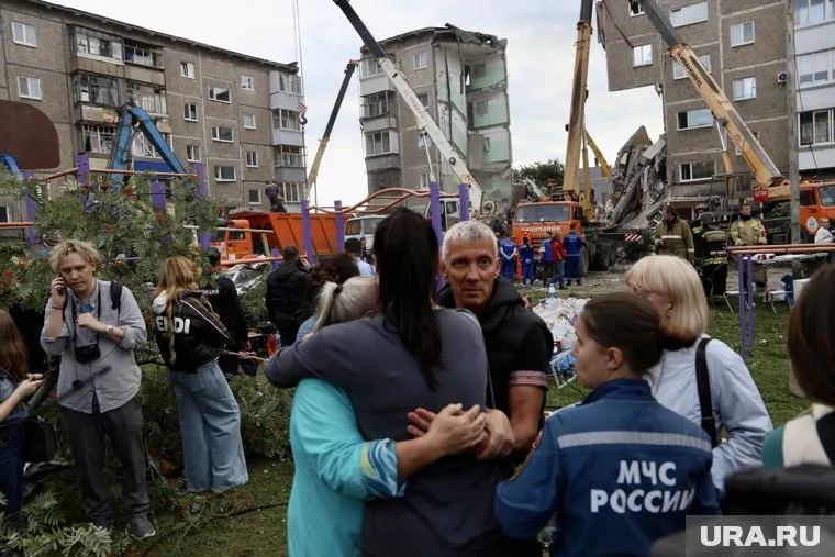 Из-за взрыва бытового газа два подъезда пятиэтажного дома оказались полностью разрушенными