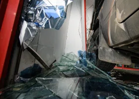 В Тюменской области грузовик протаранил стену «Монетки»