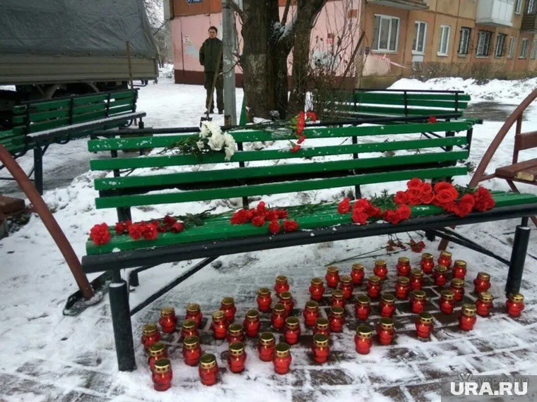 У «Зимней вишни» местные жители устроили мемориал