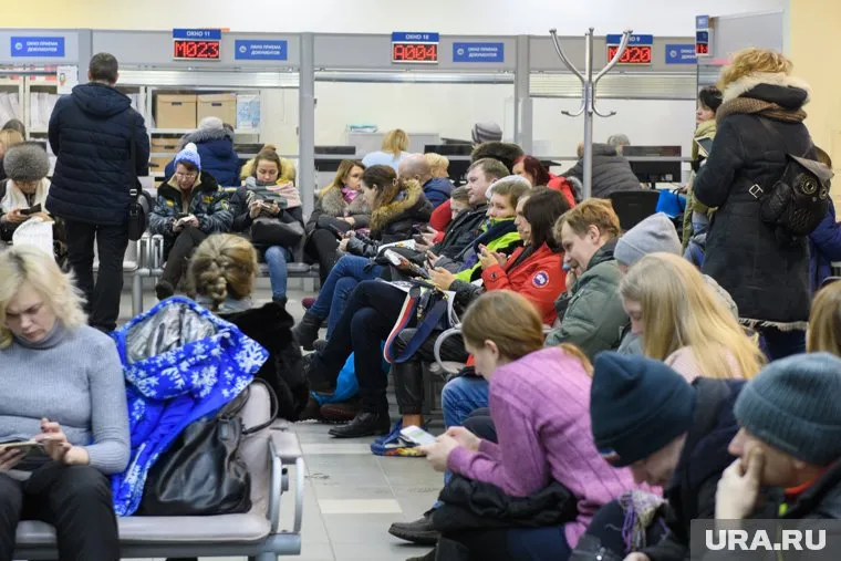 Те, кто не смог записать электронно, вынужден стоять в живой очереди