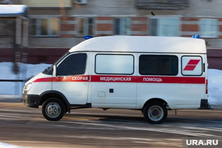 Бригаде «Скорой помощи» два раза пришлось ловить выпавшего из окна ноябрьца со множественными переломами