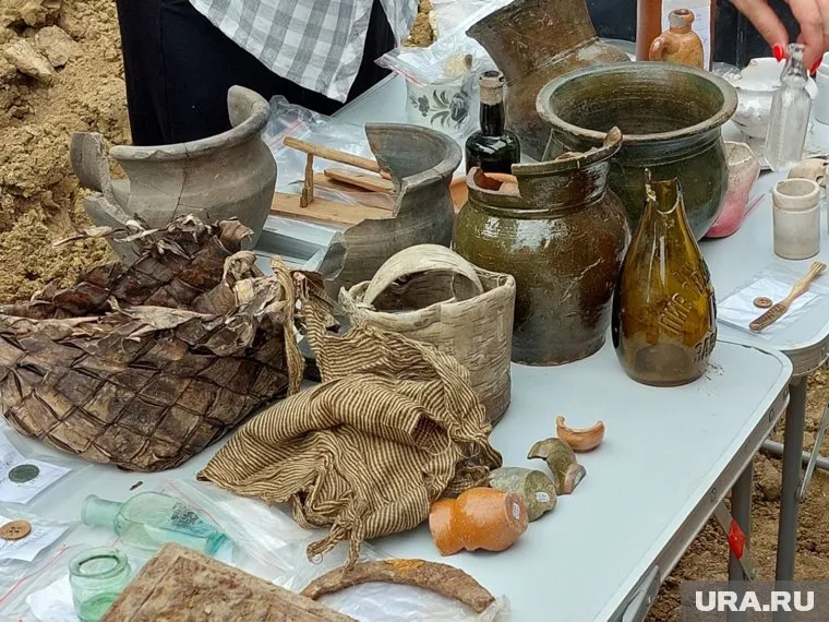 Среди находок археологи выделяют предметы, раскрывающие историю городских усадеб XIX — начала XX веков