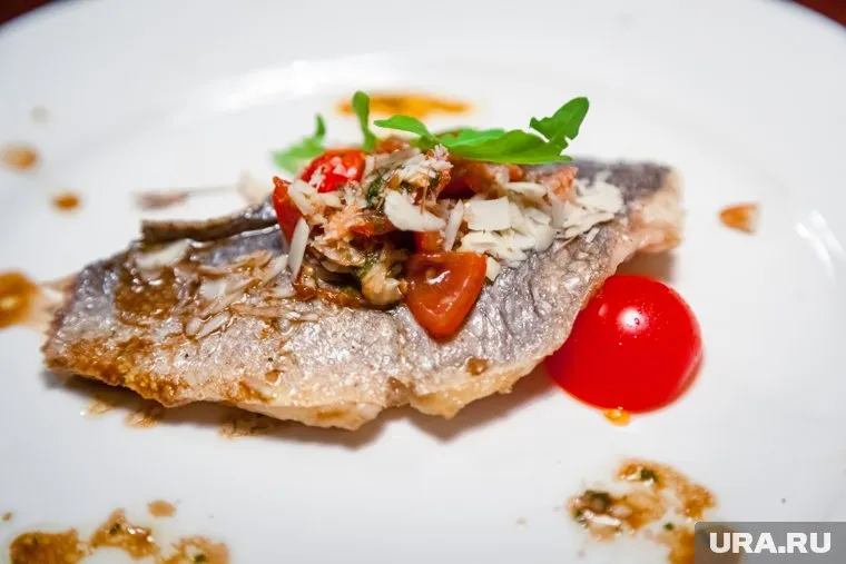 Многим показались невкусными салаты и блюда из рыбы (архивное фото)