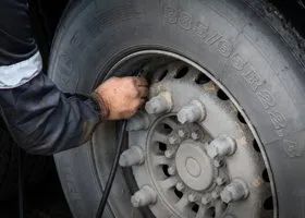 В Тюмени у пассажирского автобуса на ходу отпали колеса