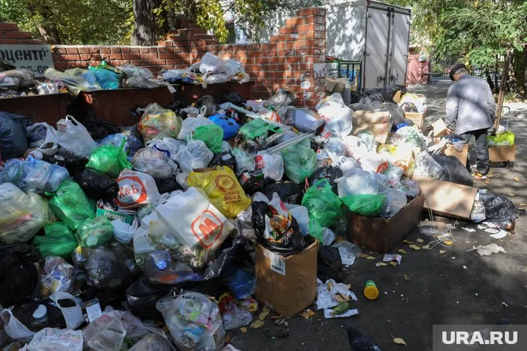 Площадки в городе завалены мусором