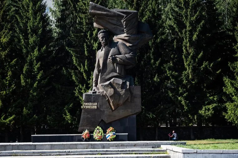 Возложение цветов к памятнику Николая Кузнецова. Екатеринбург