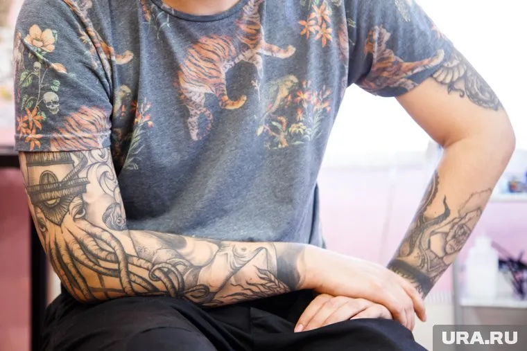 Чаще всего в банках не принимают на работу людей с татуировками
