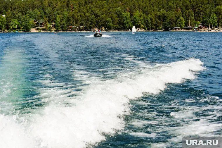Внутри плавдачи есть парилка и зона отдыха
