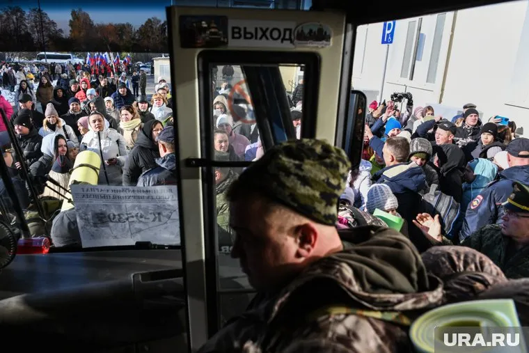 В Новоуральске проводили мобилизованных свердловчан на фронт