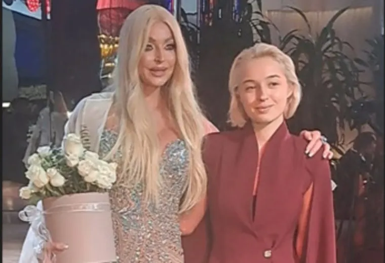 Анастасия с дочерью Ариадной на своем 49-м дне рождения.