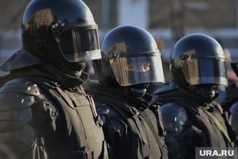 Бойцы ОМОН несколько часов штурмуют коттедж в Подмосковье