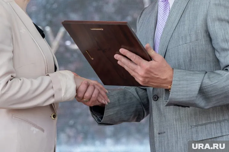 Президент поблагодарил специалистку за многолетний труд