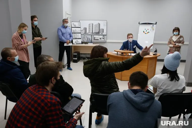 На встречи с представителями мэрии жильцы начали отправлять своих юристов