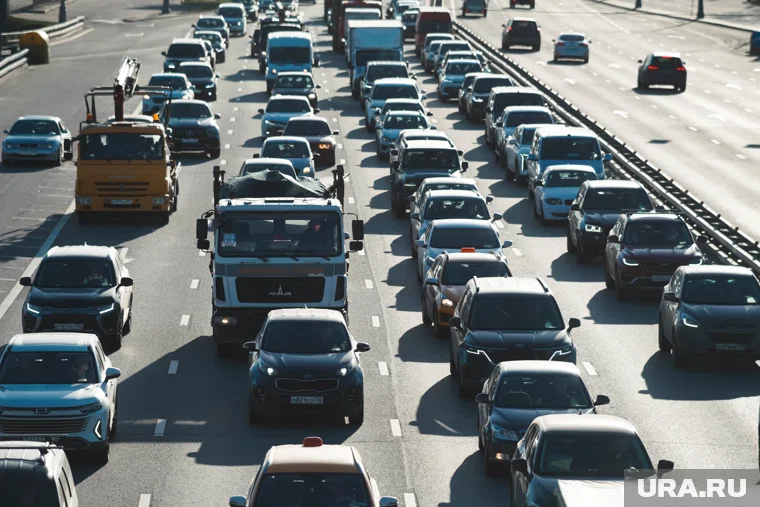Рабочее время уже началось, а пробки в Челябинске все не спадают (архивное фото)