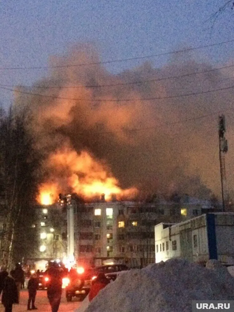 Пожар тушили три часа, у жилого здания сгорела крыша