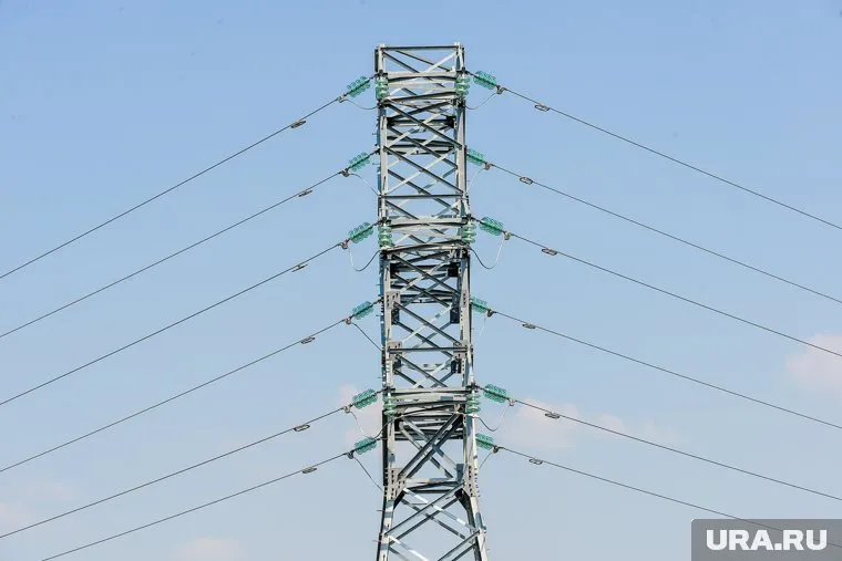 Во время строительных работ подрядчик допустил крен опоры ЛЭП (архивное фото)
