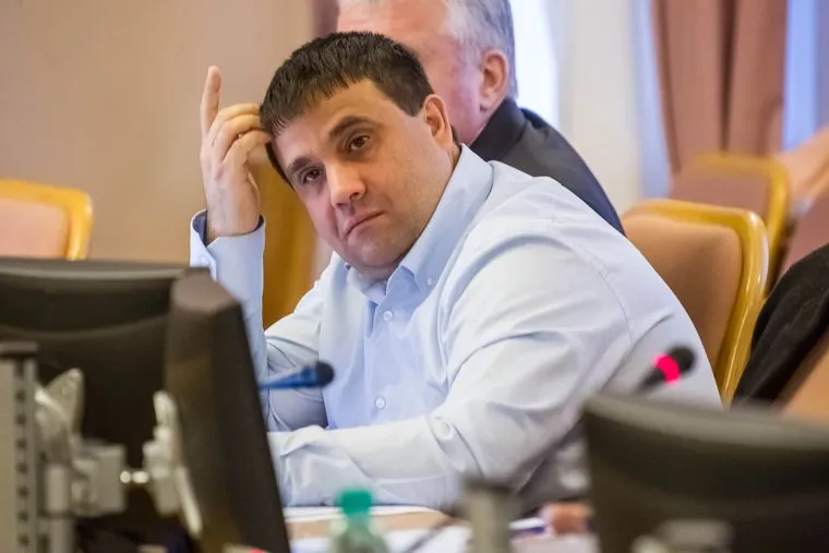 Областная дума. Комитет по госстроительству и мсу. Тюмень, пискайкин владимир, чешет голову