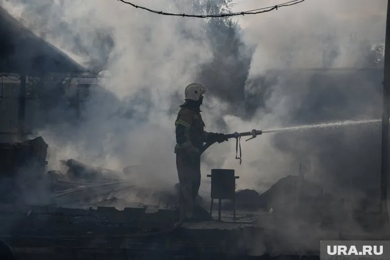Во время проливки горящего кабинета пострадал и другой кабинет (архивное фото)
