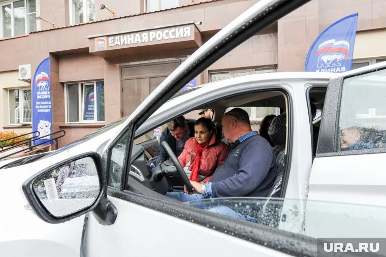 Семье Беловых с восьмью детьми из Челябинска вручили вместительный Mitsubishi Xpander