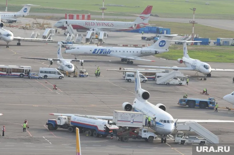 В аэропортах задерживают рейсы
