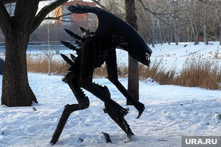 У скульптуры оторвали лапу и выломали ядра