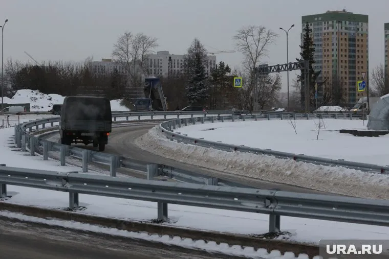 В попутном движении автомобиль сбил двух пешеходов