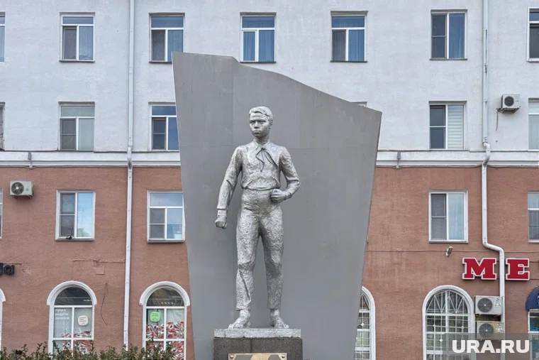 Памятник Коле Мяготину установлен в центре Кургана