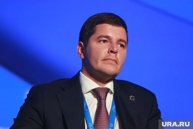 Глава ЯНАО Артюхов сыграл на рояле для матерей округа