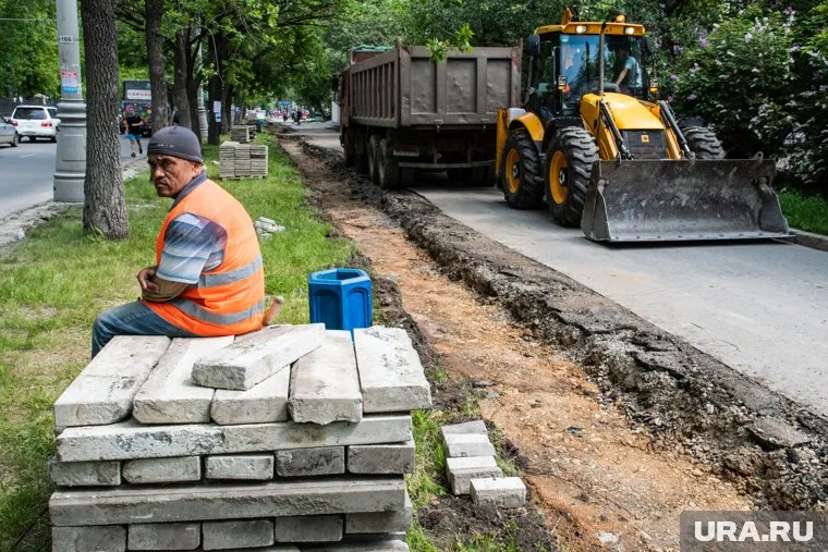 В одном из микрорайонов Тобольска дорожные работы ведется практически круглосуточно
