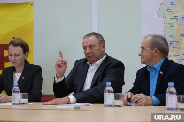 Александр Репин (в центре) готов поддержать «Справедливую Россию», от которой шел на выборы губернатора