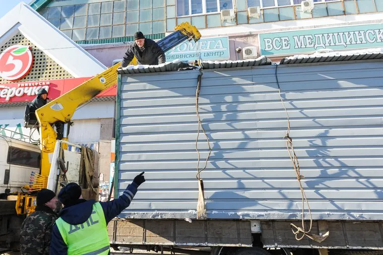 Ликвидация незаконно установленного киоска. Челябинск, киоск, погрузка, стропальщик