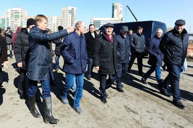 Обход Борисом Дубровским мест строительства конгресс-холла на набережной реки Миасс возле цирка. Челябинск