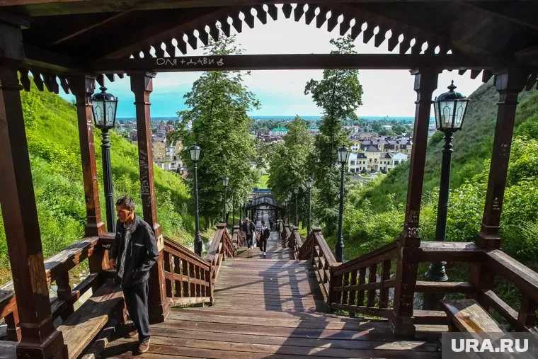 По этой лестнице, как уверяли жители Тобольска, нынешний член Общественной палаты Павел Бойчевский спустился на своем джипе. Но протокол был составлен на другого человека