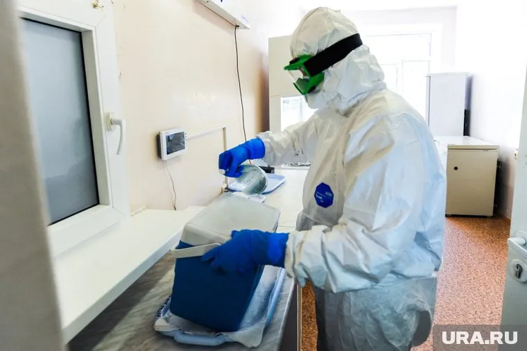 Существует мутация коронавируса, затрагивающая определенную аминокислоту, которая и делает его более заразным