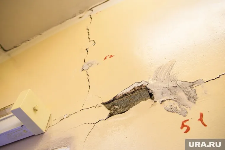 Мэрия Губкинского отозвалась на жалобу о огромной трещине в стене подъезда