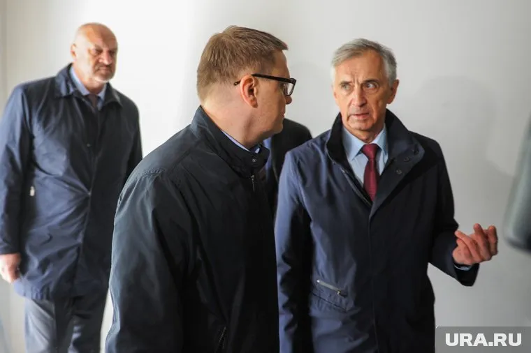 Если Виктор Тупикин (справа) не сдаст олимпийский центр, Алексей Текслер (в центре) его уволит