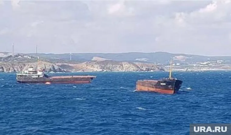 Сухогруз разломился на две части