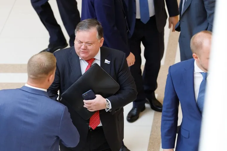 Утверждение старых новых министров и замгубернаторов Свердловской области на очередном заседании заксобрания. Екатеринбург