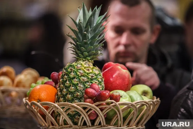 Магазин специализируется на продаже различных овощей и фруктов