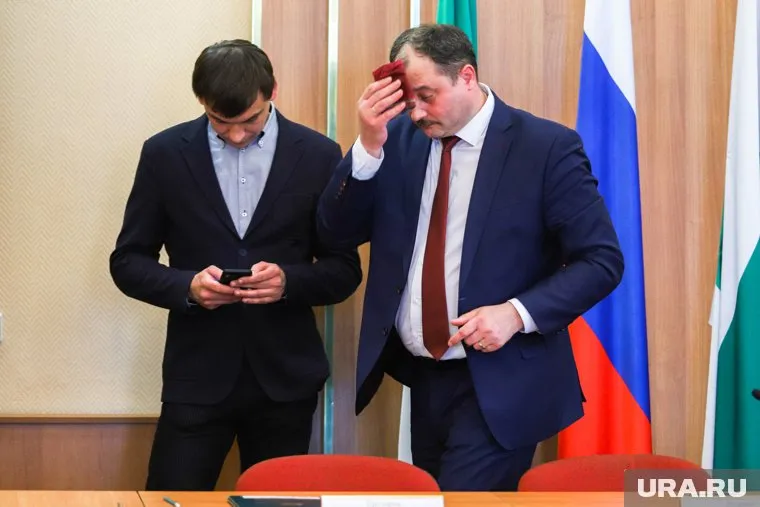 Серегй Руденко (справа) покинул свой пост, однако его преемник Игорь Прозоров не выглядел обрадованным