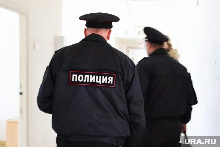 Вокруг здания дежурит полиция