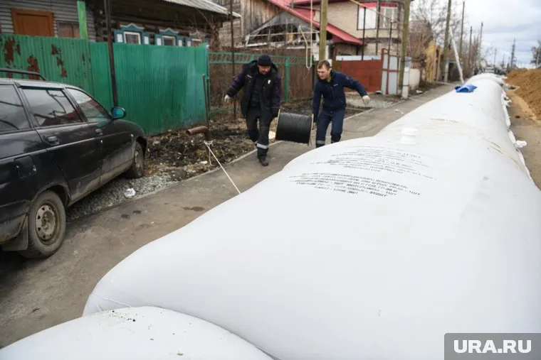 В Кургане соорудили водоналивные дамбы, которые помогут спасти город от наводнения