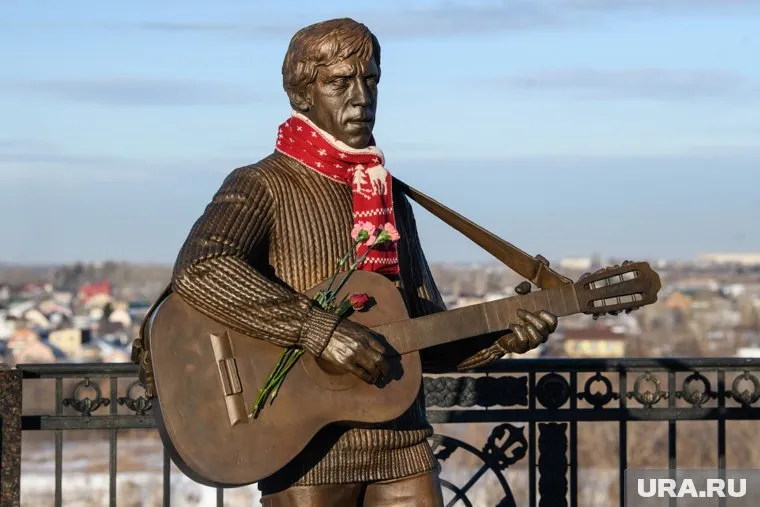 Супруга Григорьева, которой он посвятил песню, как и Высоцкий, похоронена на Ваганьково