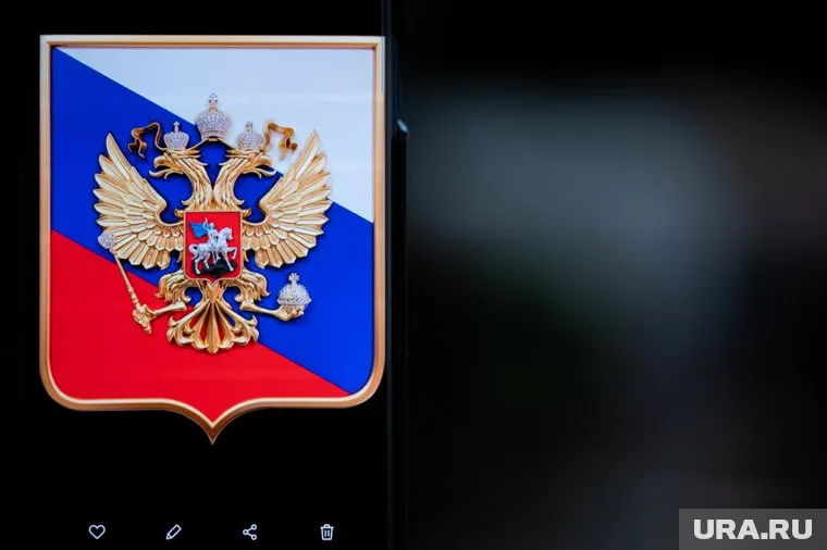 Над двухглавым орлом на гербе России вернули православные кресты