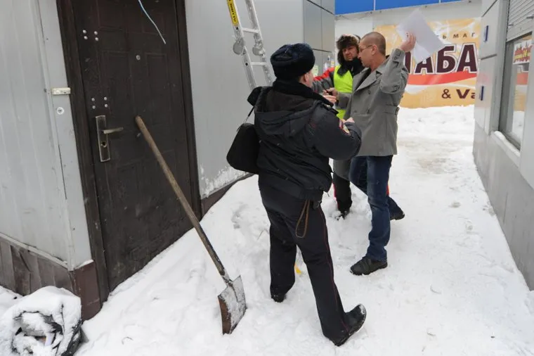 Снос киоска игровых автоматов. Челябинск, интернет кафе, снос киоска, киоск игровых автоматов