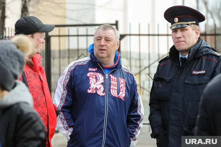 Полиция завела дело на депутата Сергея Шумакова (в центре)